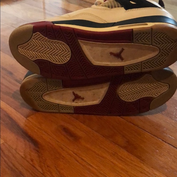 Kids Jordan sneakers size 5 - Picture 3 of 4